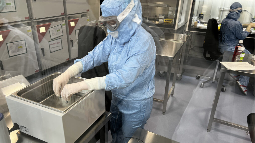 Im Labor von Cutiss entsteht denovoSkin: Innerhalb von rund vier Wochen wachsen hier mehrere Hautstücke von jeweils etwa 50 Quadratzentimetern für den späteren klinischen Einsatz. © Cutiss