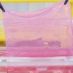 Aus zwei Hautschichten wird neue, lebende Haut: Durch die Kombination von Ober- und Lederhaut bleibt der gezüchtete Hautersatz elastisch und kann sich dem Körper der Patienten anpassen.