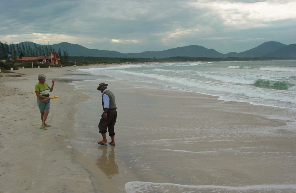 Älteres Paar tanzt am Strand