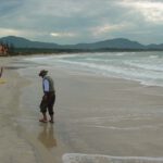 Älteres Paar tanzt am Strand