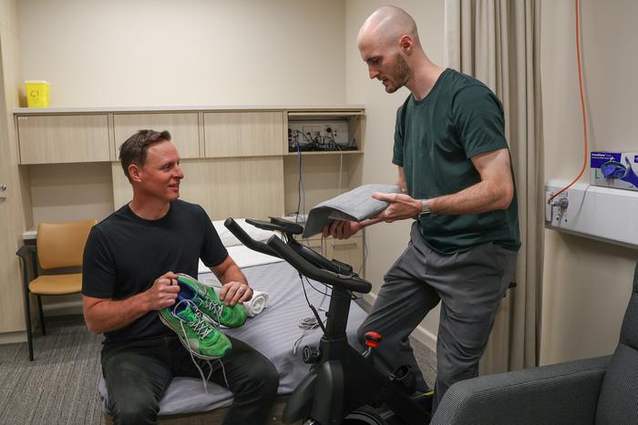 Schlaf als Schlüssel zur Bewegung: Danny Eckert (links) und Josh Fitton (rechts) von der Flinders University zeigen, warum erholsame Nächte den Alltag messbar aktiver machen. © Flinders University