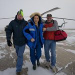 NASA-Astronaut Jonny Kim trifft nach der Landung der Sojus-Kapsel MS-27 in Kasachstan am Flughafen Karaganda ein – nach Monaten im All zurück in der Erdschwerkraft, die Körper und Gehirn neu fordert.