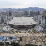 Bahnhof und Gebäude in Guangzhou aus der Vogelperspektive