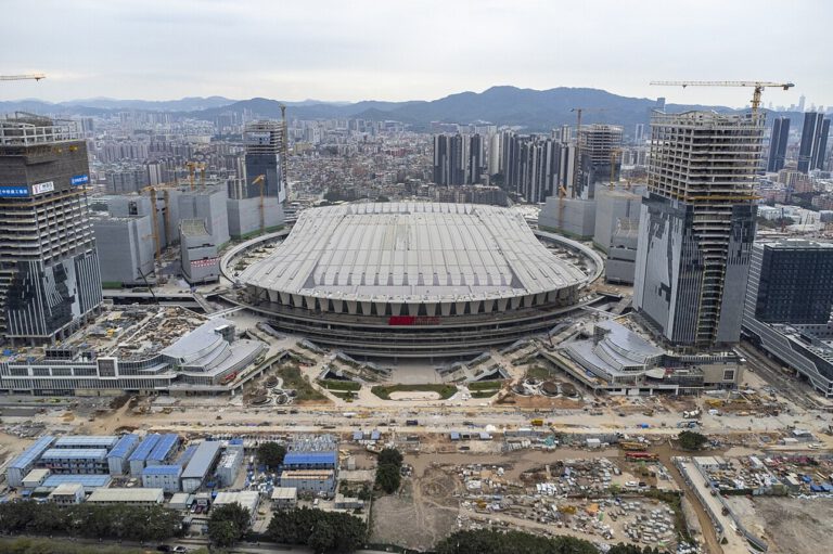 Bahnhof und Gebäude in Guangzhou aus der Vogelperspektive