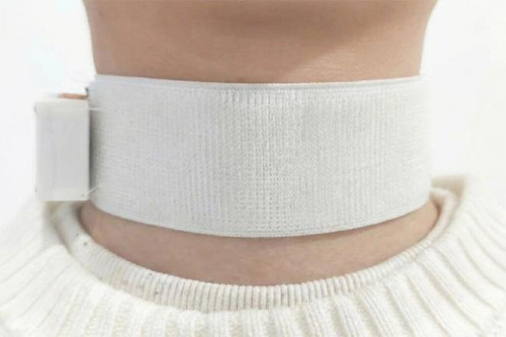 Eine weiße Halsmanschette am Hals einer Person.