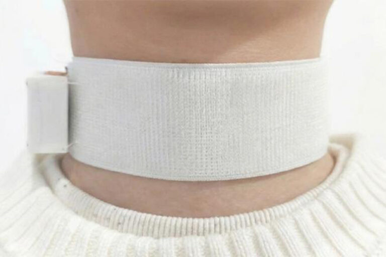 Eine weiße Halsmanschette am Hals einer Person.