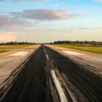 Beim Abbremsen auf der Landebahn entsteht feiner Reifenabrieb, der als Mikroplastik in die Luft gelangt.