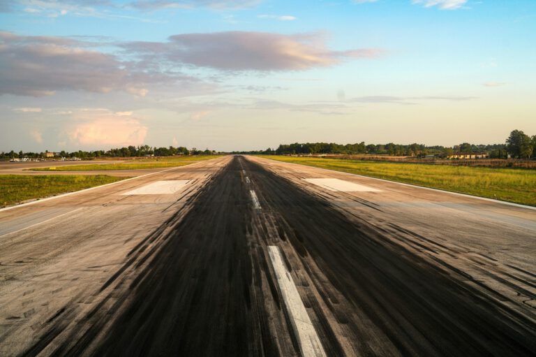 Beim Abbremsen auf der Landebahn entsteht feiner Reifenabrieb, der als Mikroplastik in die Luft gelangt.