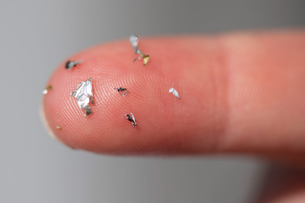 Mikroplastik auf einem Finger