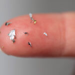 Mikroplastik auf einem Finger