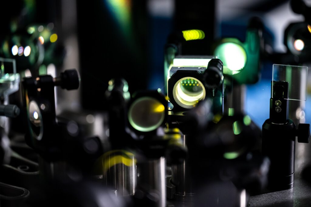 Mit ultrakurzen Laserpulsen verfolgen Forscher in aufwendigen Experimenten, wie Elektronen in Festkörpern auf Licht reagieren – eine Voraussetzung für optische Transistoren. © Universität Oldenburg / Marcus Windus