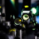 Mit ultrakurzen Laserpulsen verfolgen Forscher in aufwendigen Experimenten, wie Elektronen in Festkörpern auf Licht reagieren – eine Voraussetzung für optische Transistoren. © Universität Oldenburg / Marcus Windus