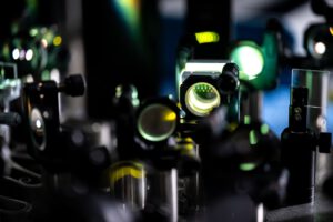 Mit ultrakurzen Laserpulsen verfolgen Forscher in aufwendigen Experimenten, wie Elektronen in Festkörpern auf Licht reagieren – eine Voraussetzung für optische Transistoren. © Universität Oldenburg / Marcus Windus