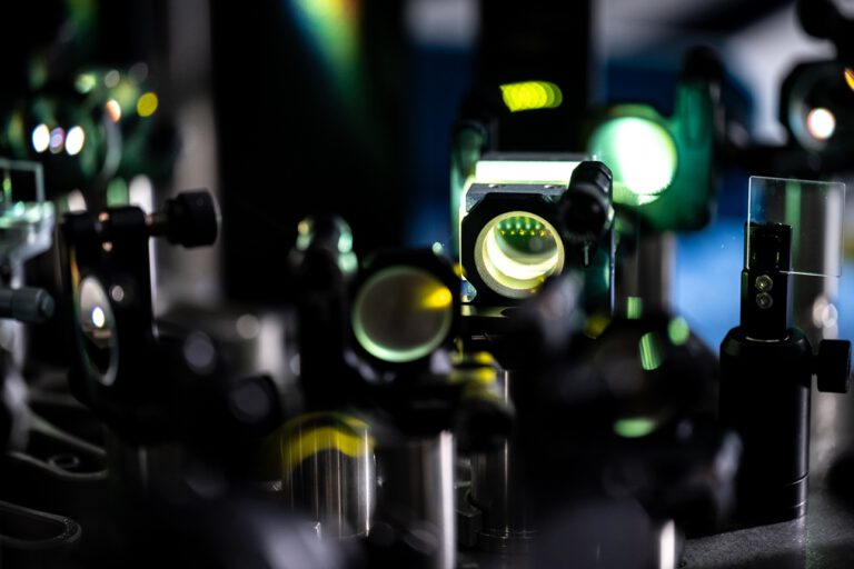 Mit ultrakurzen Laserpulsen verfolgen Forscher in aufwendigen Experimenten, wie Elektronen in Festkörpern auf Licht reagieren – eine Voraussetzung für optische Transistoren. © Universität Oldenburg / Marcus Windus