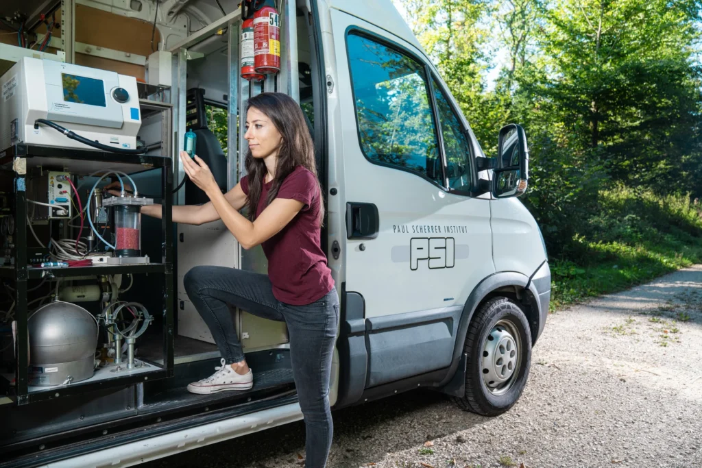 Mit diesem Smog-Mobil erfassten Forschende des Paul Scherrer Instituts die Luftqualität straßengenau: Das Fahrzeug enthält ein voll ausgestattetes mobiles Labor mit modernsten Messinstrumenten und war für die Kampagne in Sarajevo im Einsatz. © Paul Scherrer Institut PSI / Mahir Dzambegovic