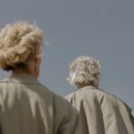 Älteres Paar von hinten