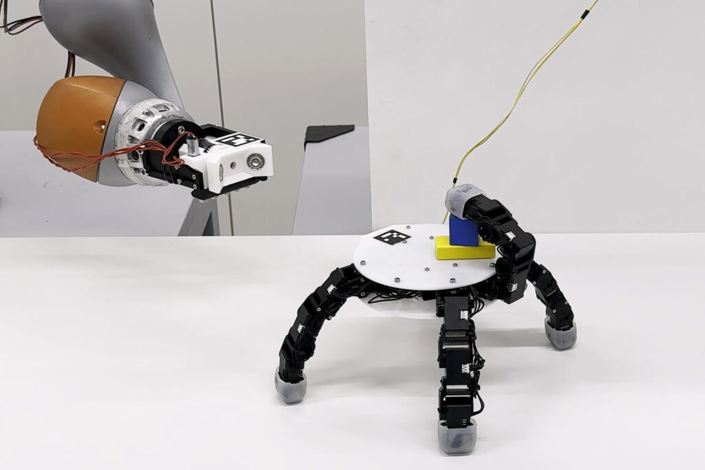 Forschende entwickeln eine autonome Roboterhand, die sich vom Arm löst, eigenständig bewegt und Werkzeuge aus engen Zwischenräumen holt.