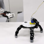 Forschende entwickeln eine autonome Roboterhand, die sich vom Arm löst, eigenständig bewegt und Werkzeuge aus engen Zwischenräumen holt.