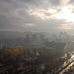 Smog liegt über der Stadt: Rauch und Schadstoffe stauen sich im engen Tal, die Luftqualität verschlechtert sich deutlich.