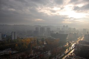 Smog liegt über der Stadt: Rauch und Schadstoffe stauen sich im engen Tal, die Luftqualität verschlechtert sich deutlich.