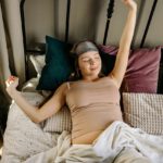 Frau wacht morgens erholt auf