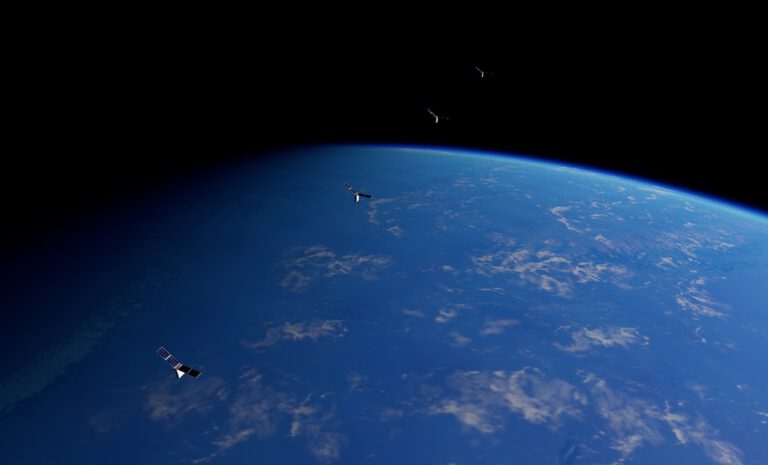 Vier CubeSats im niedrigen Erdorbit (LEO): Bei der Starling-Mission testet die NASA die selbstständige Koordination kleiner Satelliten – in einem zunehmend dicht belegten Orbit.