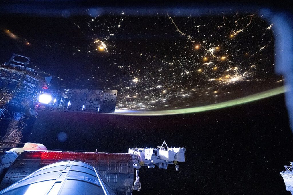 Die Internationale Raumstation zieht im Sonnenaufgang über die Erde – in dieser Umgebung ohne Schwerkraft sollen künftig Krebszellen unter realistischeren Bedingungen wachsen und untersucht werden.