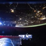 Die Internationale Raumstation zieht im Sonnenaufgang über die Erde – in dieser Umgebung ohne Schwerkraft sollen künftig Krebszellen unter realistischeren Bedingungen wachsen und untersucht werden.