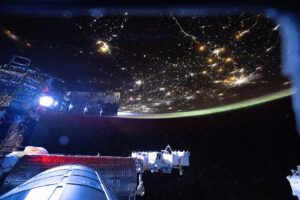 Die Internationale Raumstation zieht im Sonnenaufgang über die Erde – in dieser Umgebung ohne Schwerkraft sollen künftig Krebszellen unter realistischeren Bedingungen wachsen und untersucht werden.