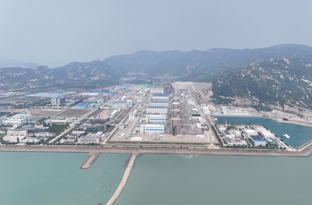 In Lianyungang entsteht neben dem Kernkraftwerk Tianwan (im Bild, 2024) ein zweites Atomprojekt. Während Tianwan auf acht Reaktoren wächst, liefert Xuwei Atomenergie erstmals gezielt für industrielle Prozesswärme nahe dem Petrochemiezentrum.