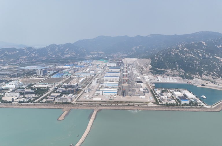 In Lianyungang entsteht neben dem Kernkraftwerk Tianwan (im Bild, 2024) ein zweites Atomprojekt. Während Tianwan auf acht Reaktoren wächst, liefert Xuwei Atomenergie erstmals gezielt für industrielle Prozesswärme nahe dem Petrochemiezentrum.