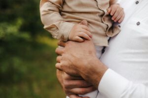 Späte Vaterschaft wird immer häufiger: Neue Daten zeigen, dass das Alter des Vaters im Sperma messbare Spuren hinterlässt – mit möglichen Folgen für die frühe Entwicklung von Kindern.