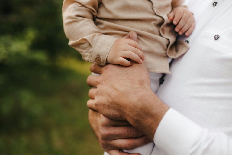 Späte Vaterschaft wird immer häufiger: Neue Daten zeigen, dass das Alter des Vaters im Sperma messbare Spuren hinterlässt – mit möglichen Folgen für die frühe Entwicklung von Kindern.