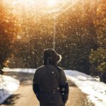 Mensch in der Wintersonne