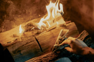 Holzöfen verursachen im Winter rund 20 Prozent des Feinstaubs. Die Belastung erhöht Herz- und Atemwegsrisiken und trifft vor allem Städte.