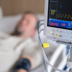 Mann im Krankenhaus an Herzmonitor