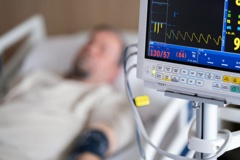 Mann im Krankenhaus an Herzmonitor