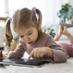 Kleines Mädchen vor dem Tablet