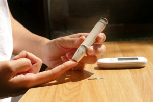 Frau misst ihren Blutzucker