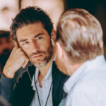 Zwei Männer unterhalten sich