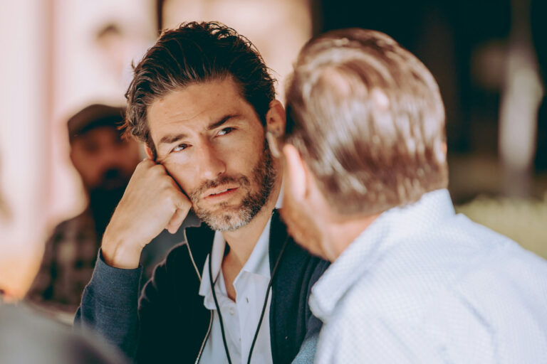 Zwei Männer unterhalten sich