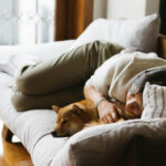 Frau macht Mittagsschlaf