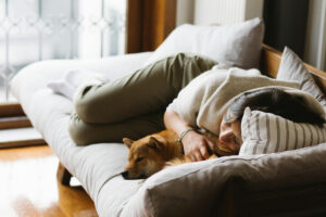 Frau macht Mittagsschlaf