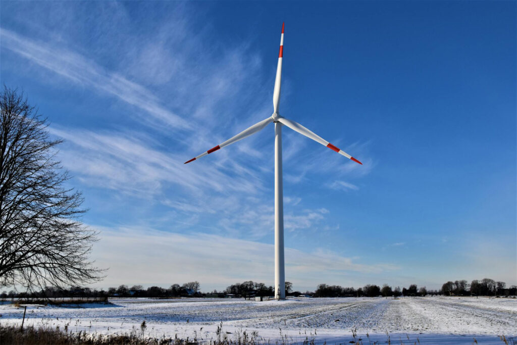 Windkraftanlage in Winterlandschaft bei Raa-Besenbek, Schleswig-Holstein