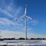 Windkraftanlage in Winterlandschaft bei Raa-Besenbek, Schleswig-Holstein
