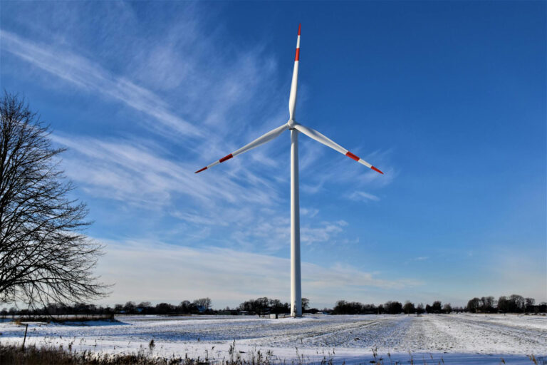 Windkraftanlage in Winterlandschaft bei Raa-Besenbek, Schleswig-Holstein