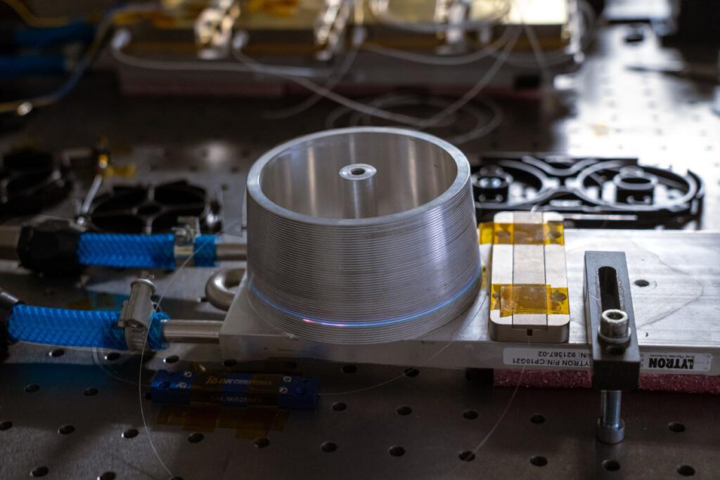 Ein EU-Projekt will CO₂ aus dem All messen. Ein Satellitenlaser soll Emissionen direkt erfassen und Klimaschutzmaßnahmen überprüfbar machen.