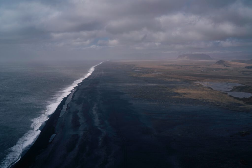 Eine dramatische Küste unter einem bewölkten Himmel