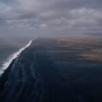 Eine dramatische Küste unter einem bewölkten Himmel