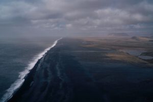 Eine dramatische Küste unter einem bewölkten Himmel